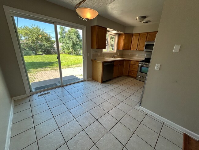 Building Photo - 3 Bed, 1.5 Bath with Spacious Backyard!