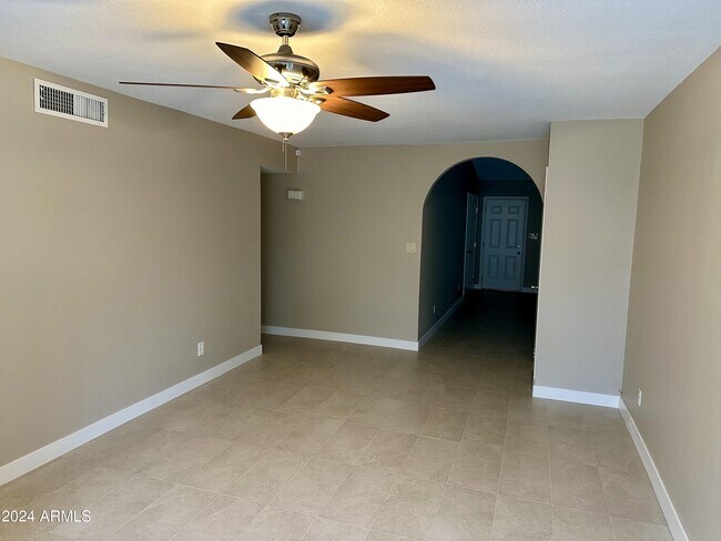 Building Photo - 4009 W Navajo Dr