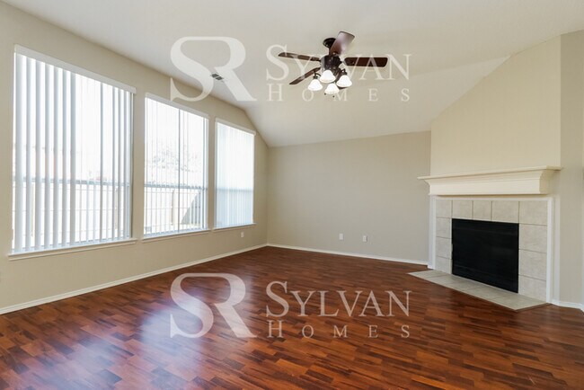 Building Photo - This 4 bedroom, 2 bathroom home is sure to...
