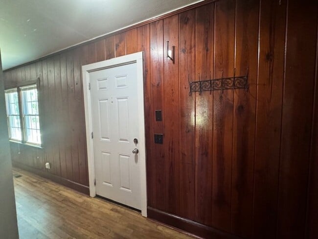 Building Photo - 102 W Meadow Way Dr