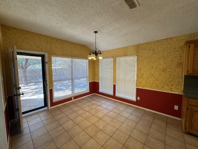 Foto del edificio - House Located On Cul-De-Sac & One Block Fr...