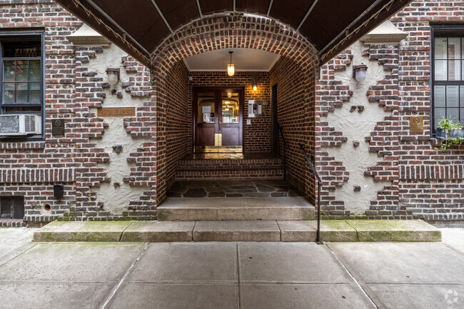 Building Photo - Tudor Arms