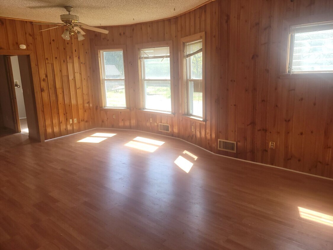 Foto principal - 3 bedroom, 1 bathroom Townhouse--Ready for...