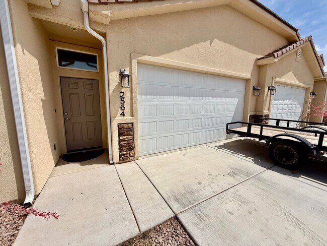 Foto del edificio - Spacious 2-Bedroom Duplex with Den & Fence...