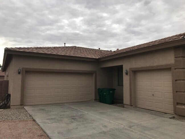 Building Photo - 11721 E Bellflower Dr