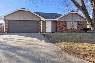 Building Photo - 601 Westwood Dr