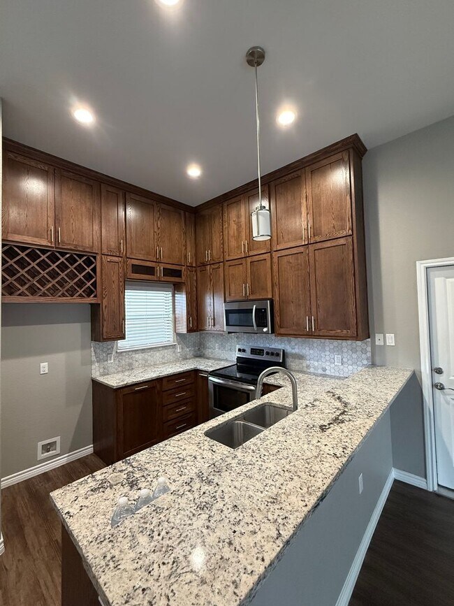 Foto del edificio - 3 bed 2 bath with Garage and fenced in back yard