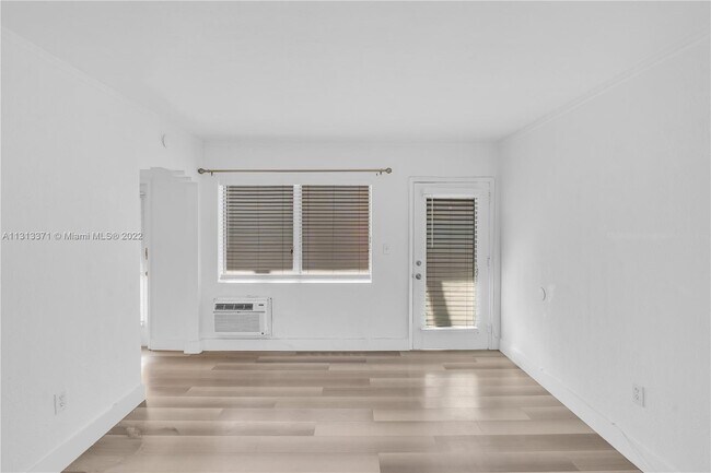 Foto del edificio - 7445 Harding Ave