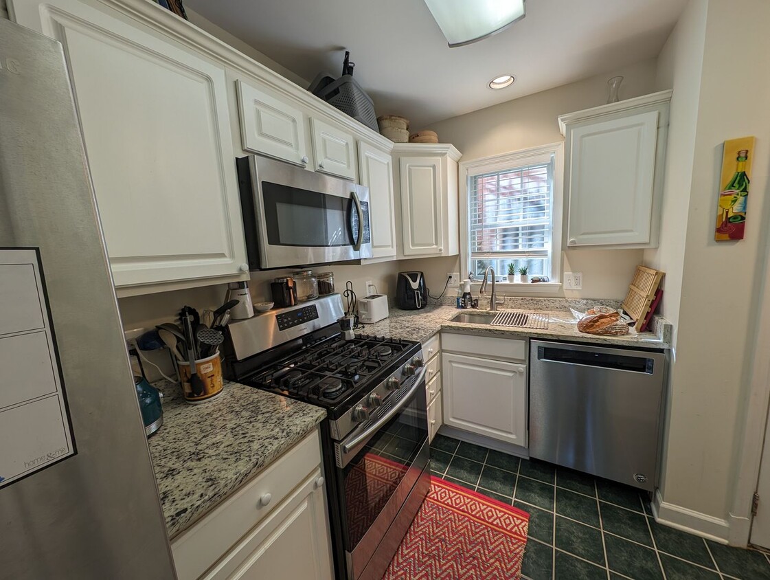 Primary Photo - Captivating Arlington Home: 2BR/1BA with J...