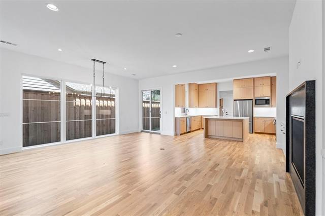 Foto del edificio - 5836 Martel Ave