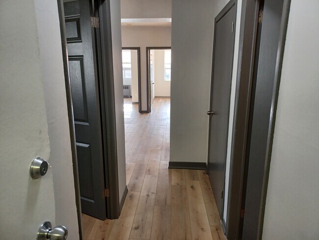 Photo du bâtiment - 191 Lakeshore Rd E