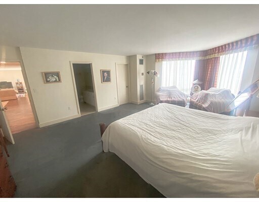 Foto del edificio - 75-83-83 Cambridge Pkwy