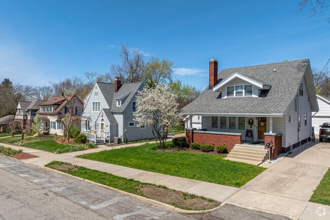 A wide variety of unique houses can be seen throughout the Creston neighborhood.