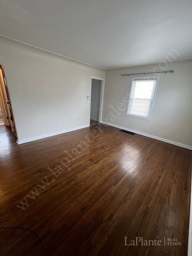Building Photo - Welcome to this charming 3-bedroom, 1-bath...