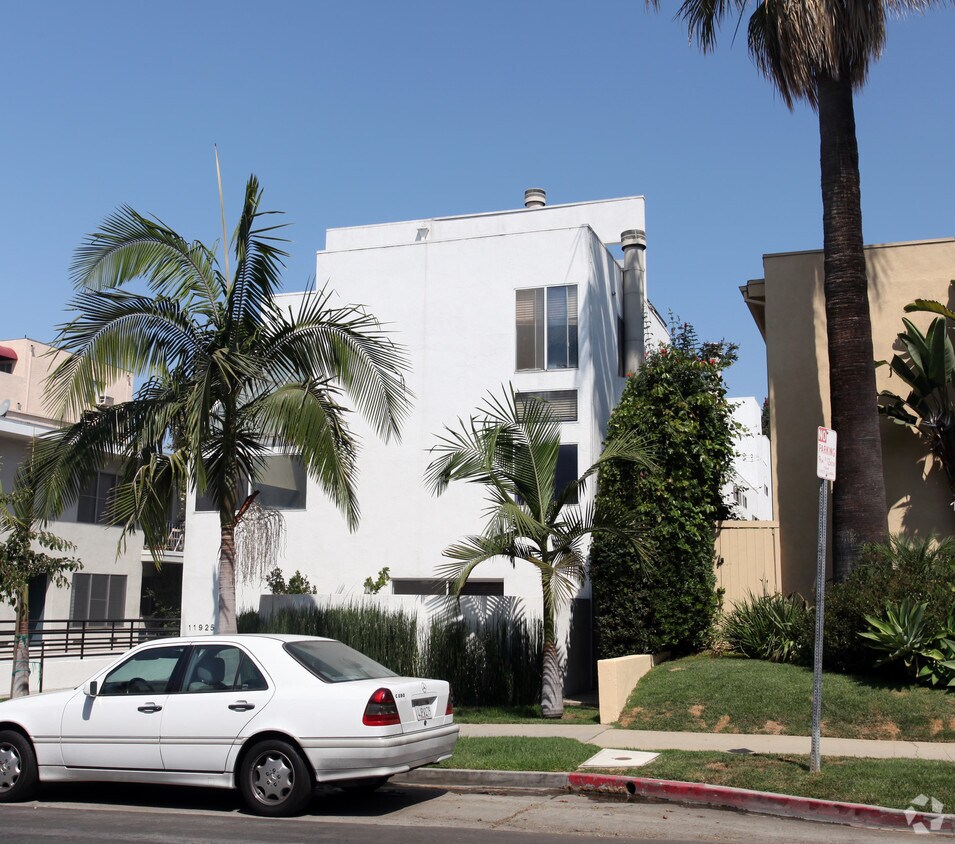 Building Photo - 11925 Goshen Ave
