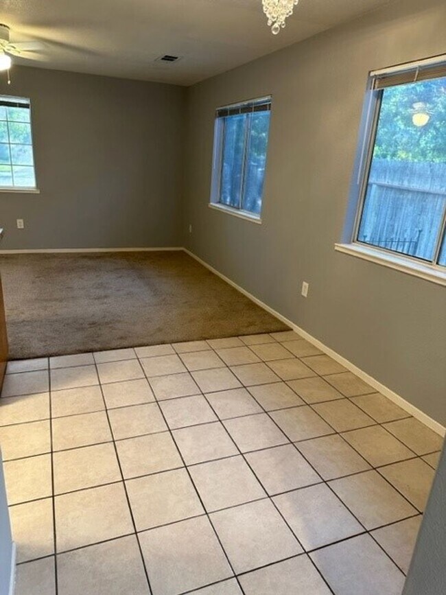 Foto del edificio - Charming 3bd, 3bth townhome located in the...