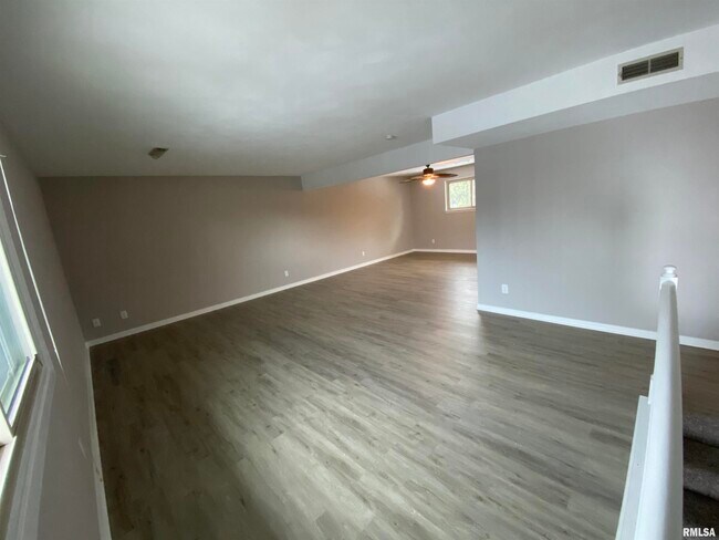 Foto del edificio - 7409 N Patton Ln