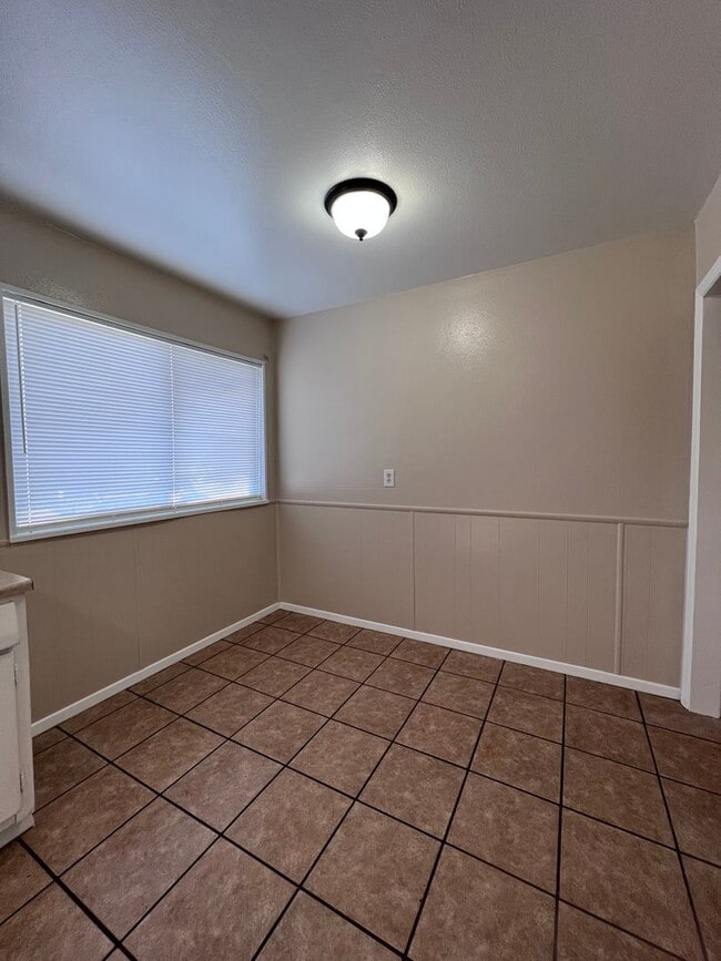 Building Photo - Spacious 3 bed,  1 1/2 bath