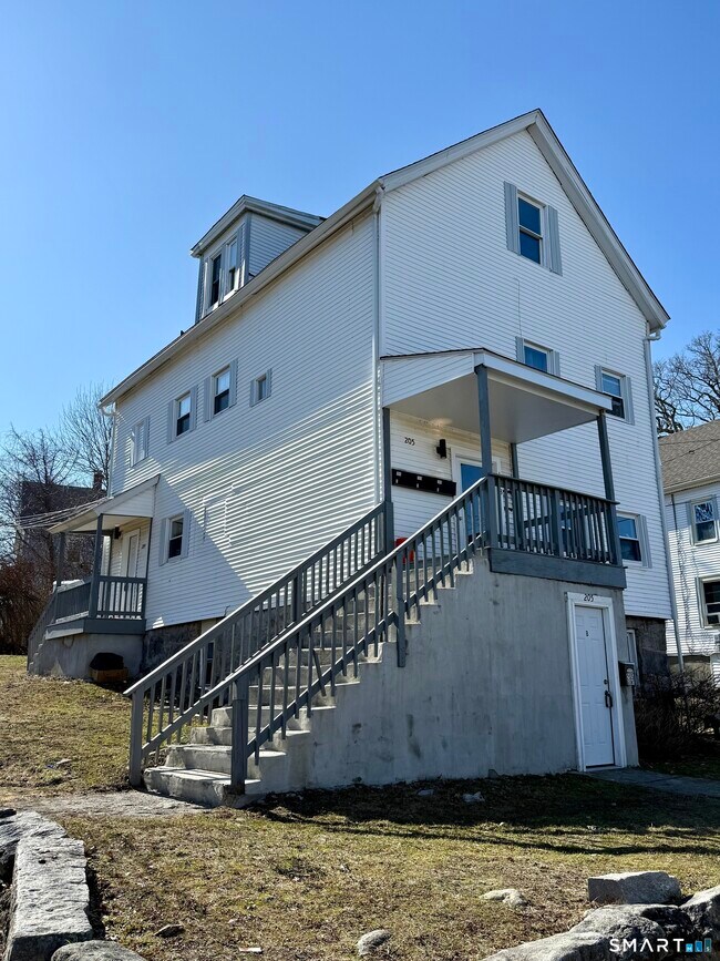 Building Photo - 205 Shaw St