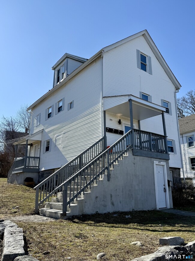 Building Photo - 205 Shaw St