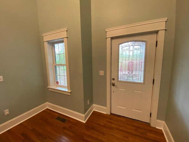 Building Photo - West AVL - Modern Craftsman Style 3 Bedroom