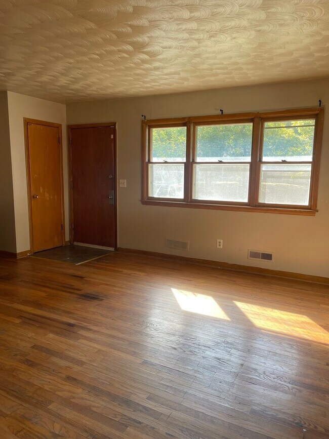 Building Photo - Spacious 2 Bedroom Home!