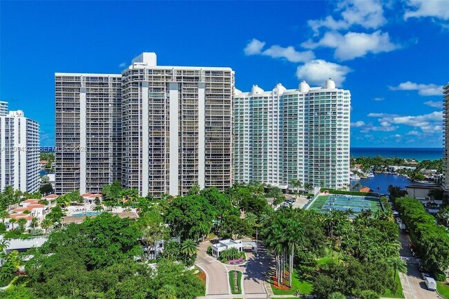 Foto del edificio - 20281 E Country Club Dr