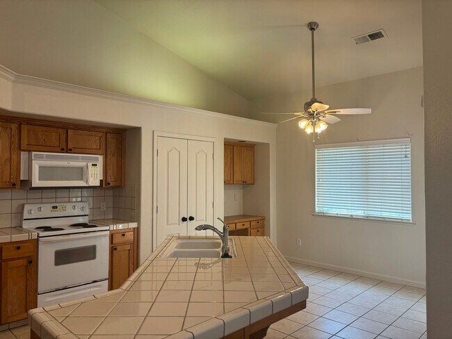 Foto del edificio - NE Fresno home  - Clovis Schools, near shopping & FWY 168!
