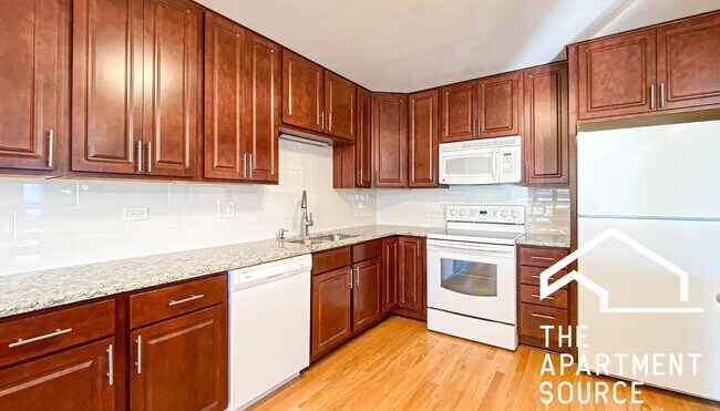 Building Photo - 2125 Eastview Dr