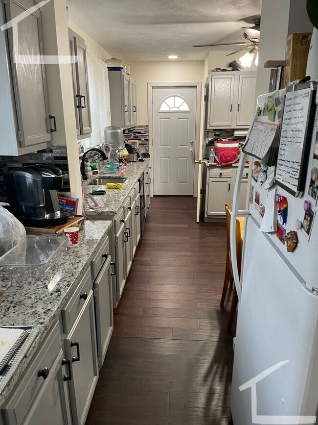 Building Photo - Nicely updated, pet friendly 2 bed with in...