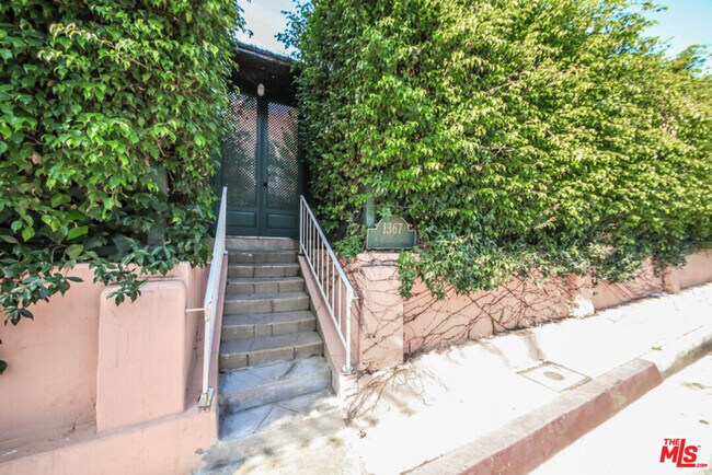 Foto del edificio - 1367 N Beverly Dr