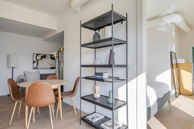 Foto del edificio - 611 N Virgil Ave