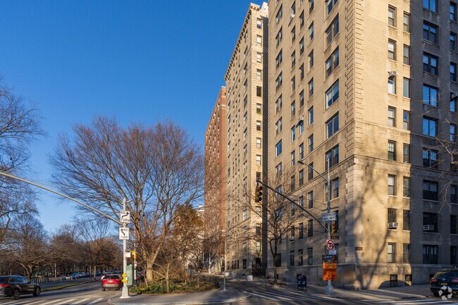 Building Photo - 325 Riverside Dr