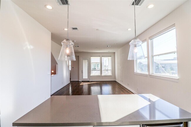 Foto del edificio - 2745 Clinton Dr