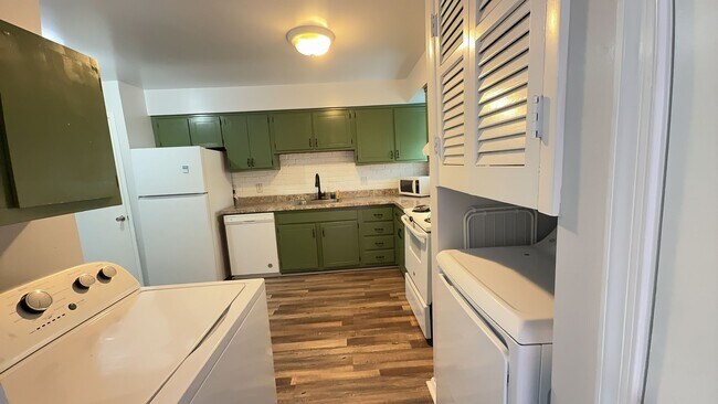 Building Photo - Spacious 3-Bedroom Norfolk Townhome with In-Unit Laundry and Fenced Outdoor Space