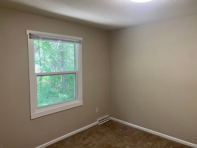 Building Photo - 10610 Johnson Cir