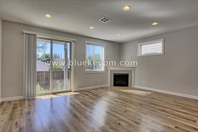Photo - 3 Bed,2.5 Bath Townhome at the Landing At ...