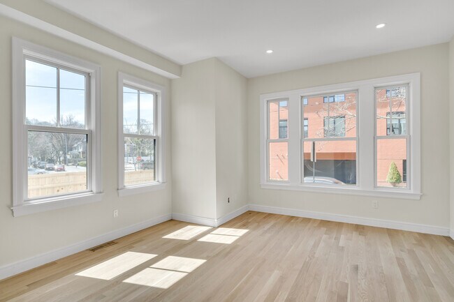 Building Photo - 77 Thorndike St