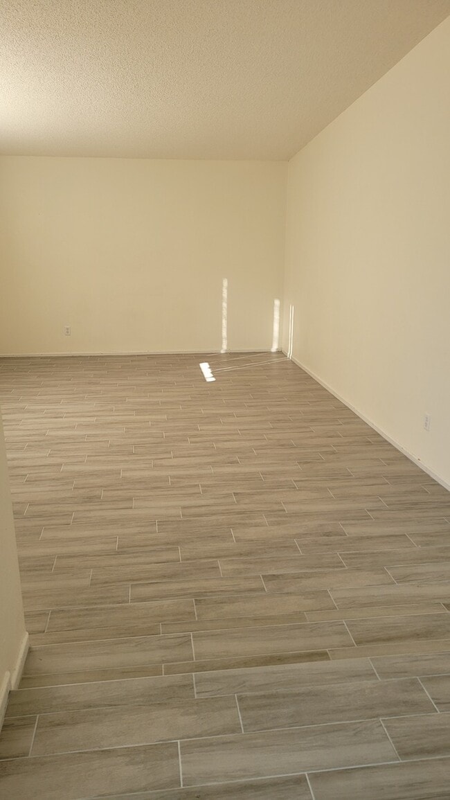 Photo - Freshly painted 3/2 house for rent near Cactus and SR51-MM