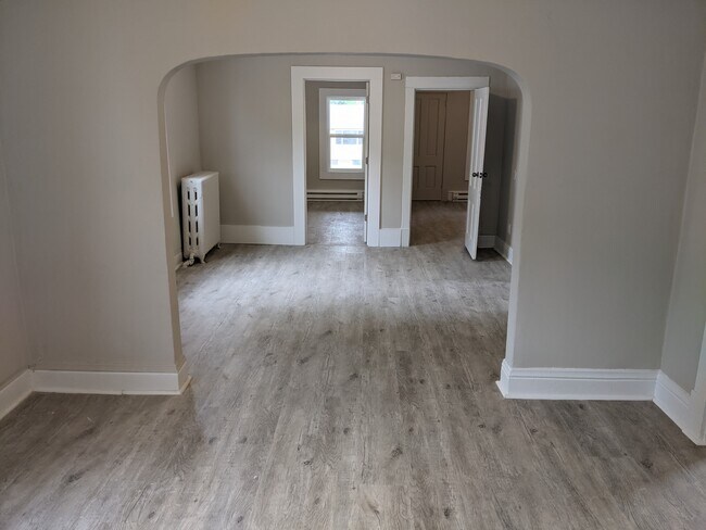 Foto del edificio - 403 Litchfield Ave SE