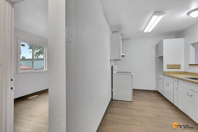 Building Photo - 906 W 29th Pl