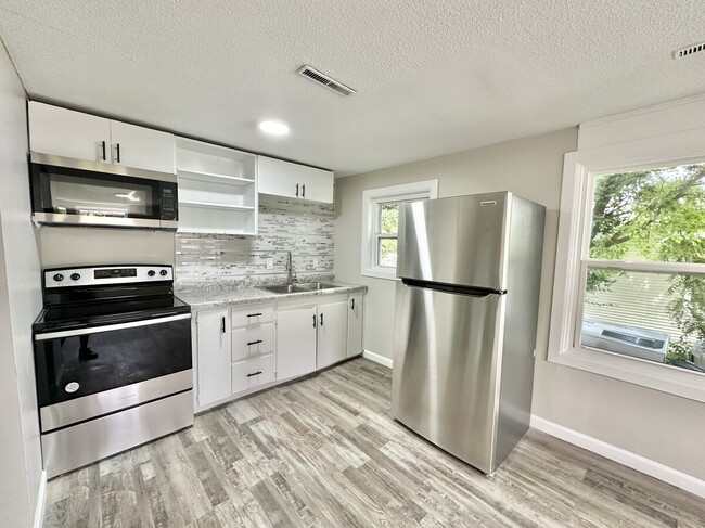 Building Photo - 2527 Lynner Dr