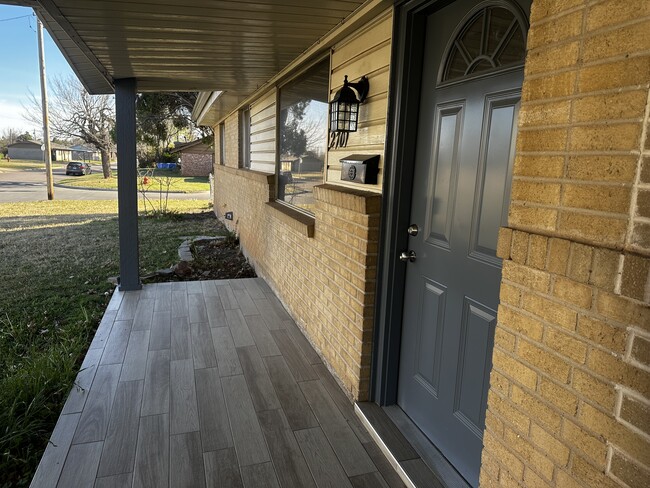 Building Photo - 2701 SW 65th St