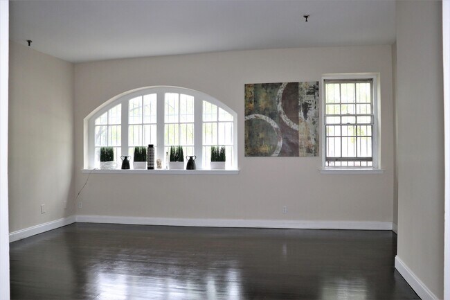 Building Photo - 227 Christopher Columbus Dr