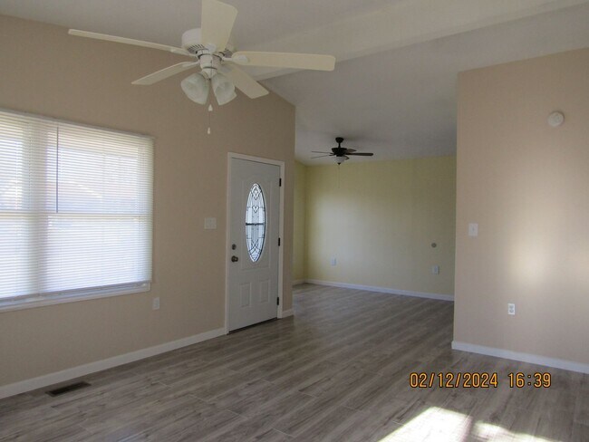 Building Photo - Great Home Located in the Ridgecrest Area!...
