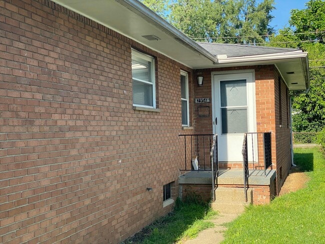Building Photo - 2956 Pontiac St
