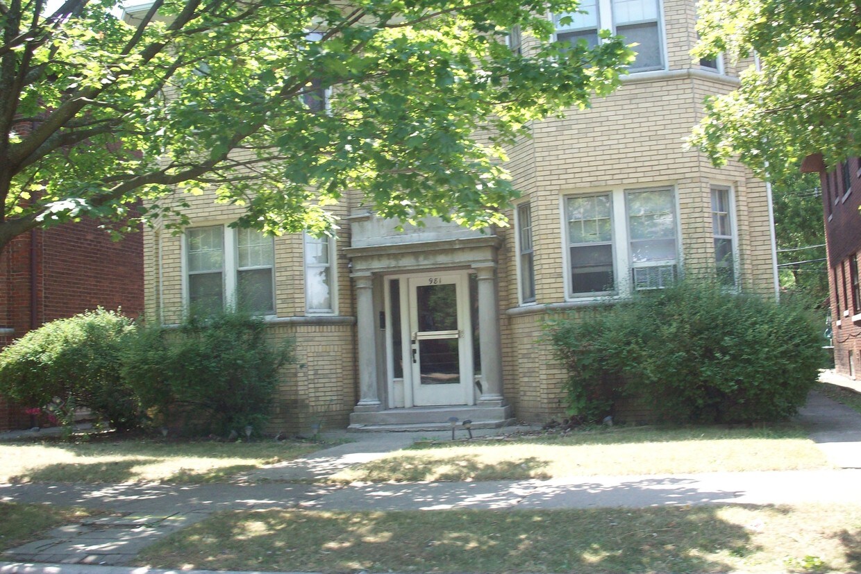 887 Beaconsfield Ave, Grosse Pointe Park, MI 48230 Apartments in