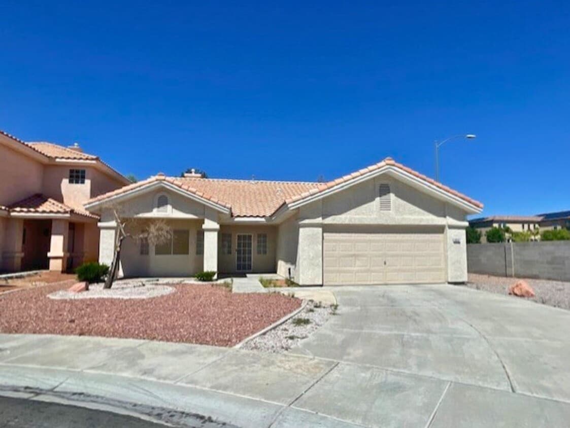 Foto principal - MOVE-IN READY 3BR/2BA SINGLE FAMILY HOME I...