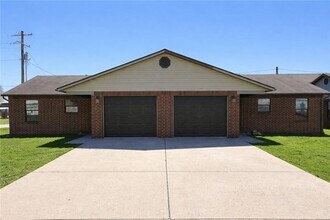 Building Photo - 619 E 1st St