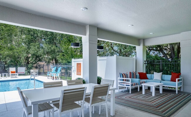 Pool Lounge - Crescent